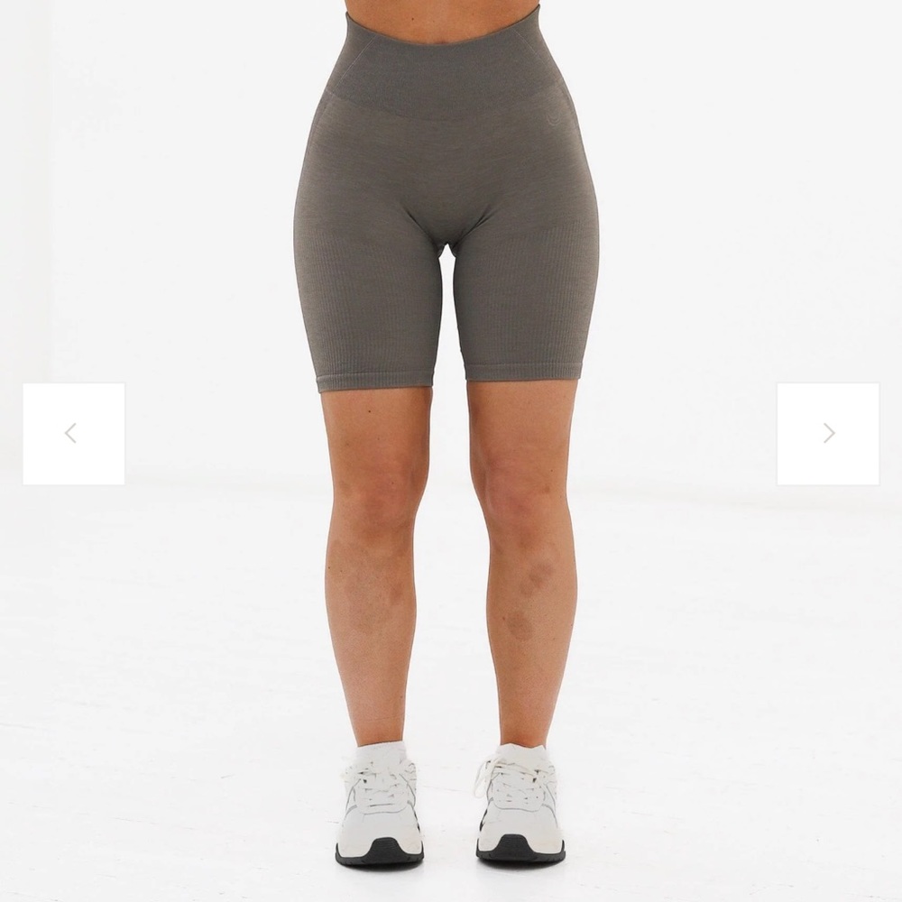 Lazuli Label Scrunch Seamless Ribbed Contour Shorts